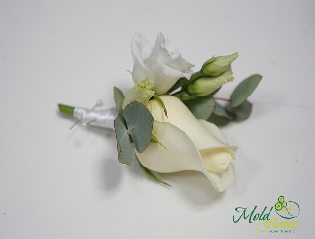 Бутоньерка из белой эустомы и розы Фото